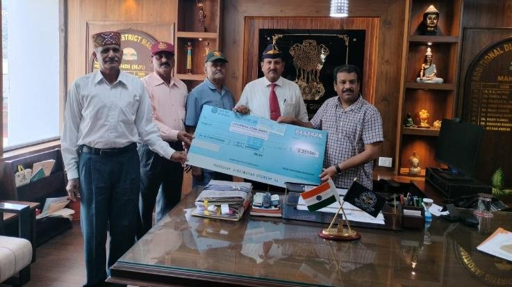 Jwalamukhi_Ex-servicemen_of_Khundiyan_donated_Rs_223100_to_Mandi_Relief_Fund