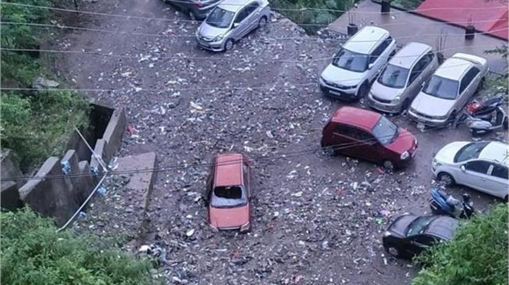 Roads-closed-due-to-landslide-in-Shimla-many-vehicles-buried