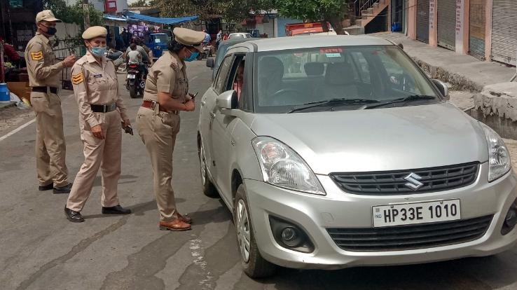लोगों को कानून के दायरे में रहकर नियमों का पालन करने की हिदायत दे रही पुलिस