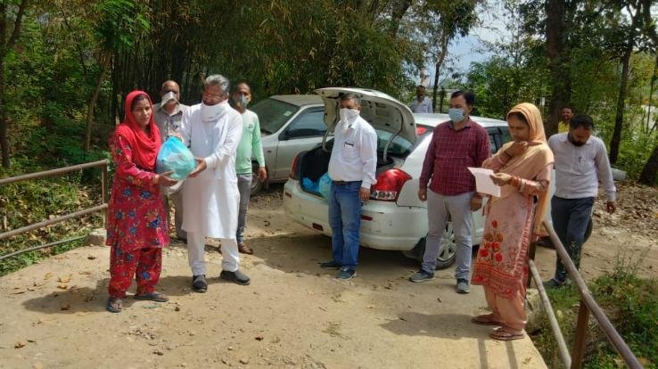 80 गरीब एवं ज़रूरतमंद लोगों को राशन किट और मास्क किए वितरित