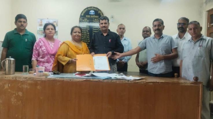 Khundiyan_Primary_Education_Association_submitted_a_memorandum_to_the_Tehsildar_in_protest_against_the_new_cluster_system.