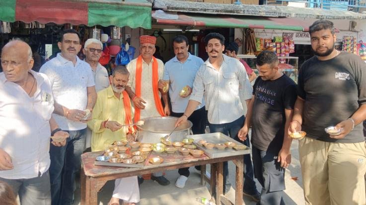 Khundiyan_BJP_celebrates_GST_reduction_celebrates_by_making_halwa_and_distributing_sweets