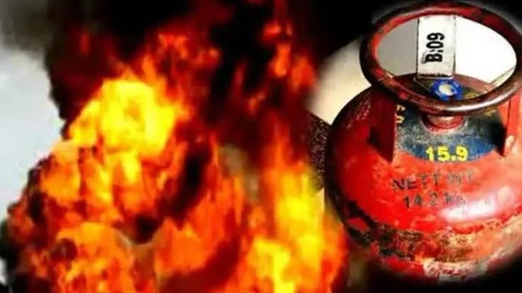 Kangra_A_fire_broke_out_in_a_dhaba_due_to_a_gas_cylinder_leak_all_safe