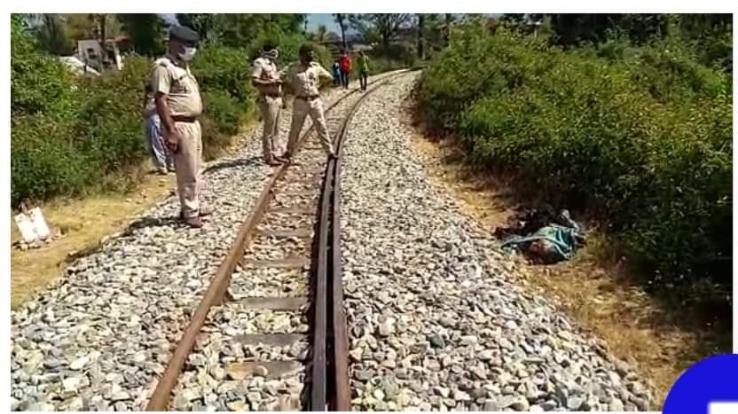 रेलवे लाइन पर मिली व्यक्ति की अधजली लाश 