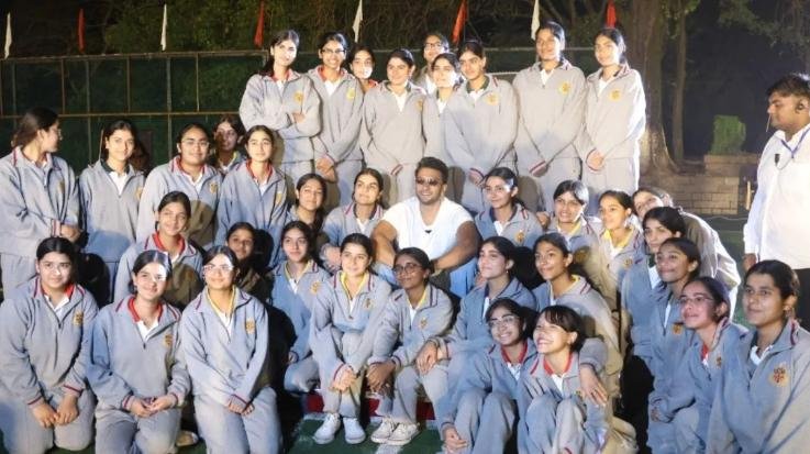 Solan_Shooting_of_the_film_Dhurandhar_ends_in_Sanawar_Ranveer_Singh_dances_with_school_children.