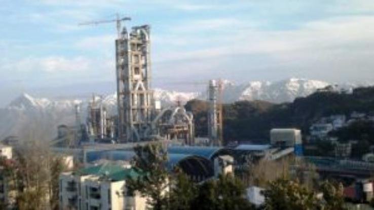 नशे में धुत्त लोगों ने अंबुजा सीमेंट उद्योग के पास मचाया हुड़दंग