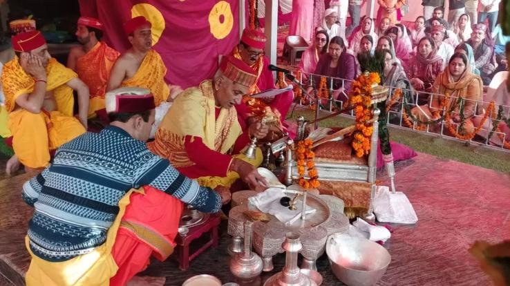 Kullu-Raghunathji's-camp-is-the-center-of-attraction-worship-is-done-four-times-and-Aarti-is-performed-seven-times
