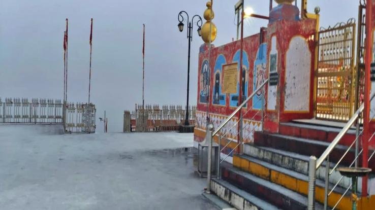 Mandi-Season's-first-snowfall-in-the-hills-of-famous-temple-Mata-Shikari-Devi
