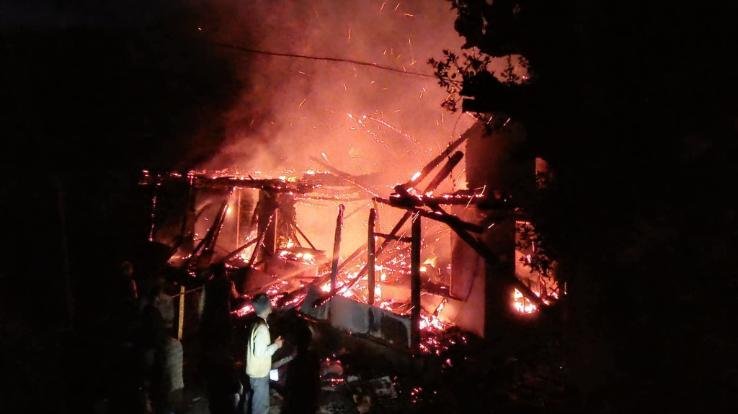 Mandi-Two-storey-house-burnt-to-ashes-loss-worth-lakhs