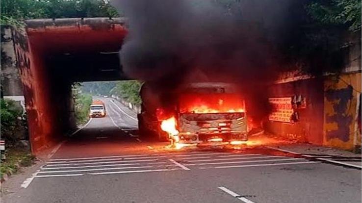 Kangra_A_massive_fire_broke_out_in_the_cabin_of_a_cement_tanker_in_Damtal_driver_safe.