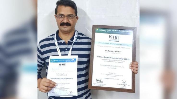 Dehra_Professor_Dr_Sanjay_Kumar_of_Dhaliara_honored_with_Best_Teacher_Award_2025