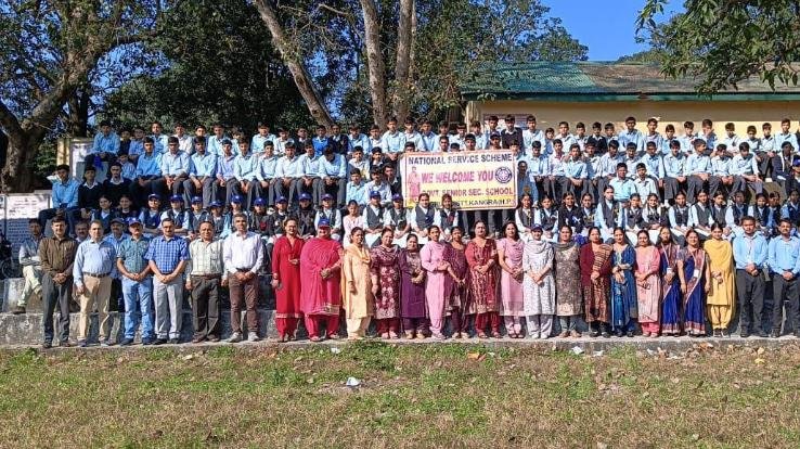 Kangra_Tehsildar_Rakad_Rajneesh_Naib_reached_Government_Senior_Secondary_School_Bal_Pragpur.