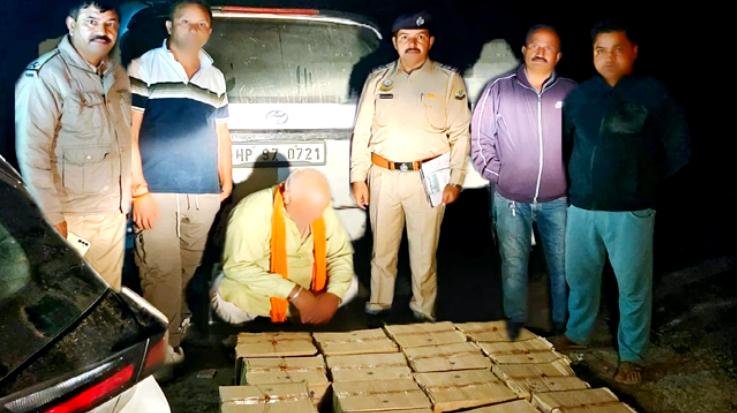 Kangra_District_police_caught_a_car_full_of_liquor_smuggler_arrested_with_278_bottles