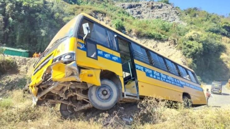 Himachal_Bus_carrying_school_children_visiting_Solan_met_with_an_accident_driver's_presence_of_mind_averted_a major_accident.