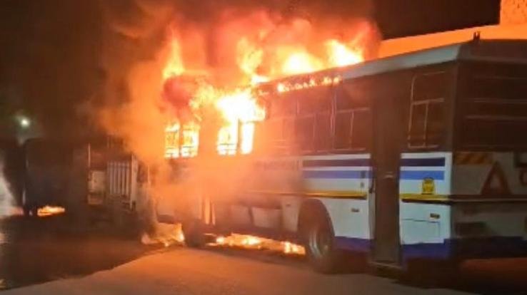 Baijnath_Two_buses_set_on_fire_by_unknown_persons_late_at_night_major_accident_averted