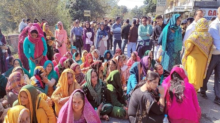 Hamirpur_Ranjana's_family_members_staged_a_road_blockade_demanding_justice_before_the_last_rites.