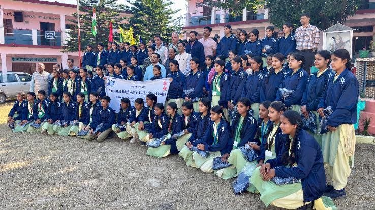 Jwalamukhi_Track_suits_distributed_to_girl_students_by_NHAI_at_GSSS_Bhadoli_Kohala