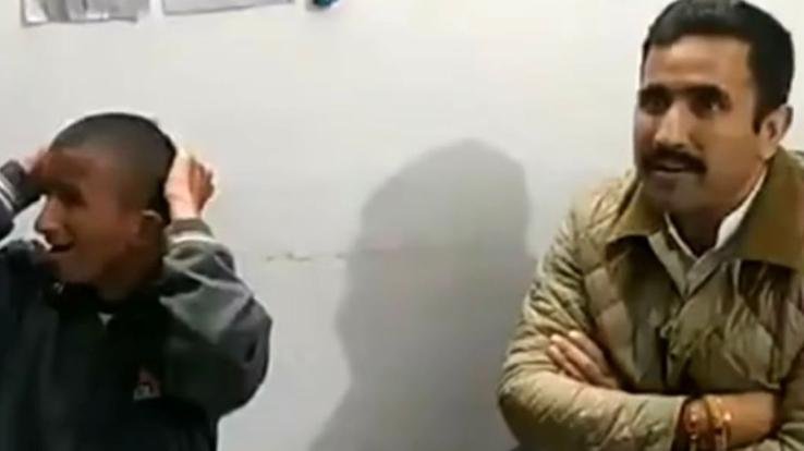 Hamirpur_Minister_Vikramaditya_Singh_reached_Sasan_and_met_disabled_Golu.