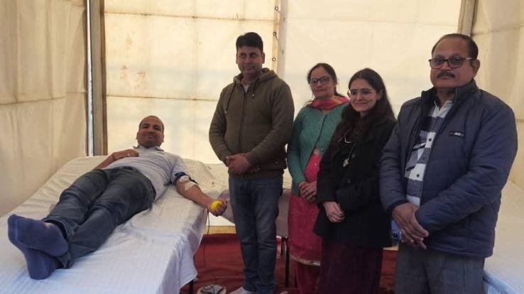 Bilaspur_Deputy_Commissioner_donated_blood_in_Jal_Tarang_Josh_Mahotsav_blood_donation_camp