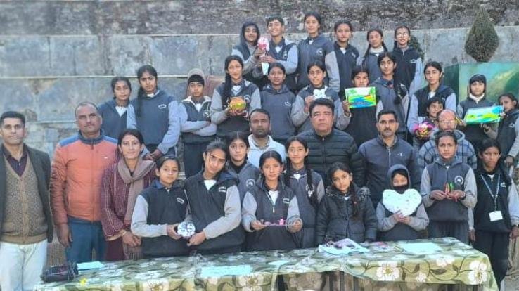 Theog_Master_trainer_Sonika_gave_information_about_art_and_craft_to_the_students_in_Kathog_school.