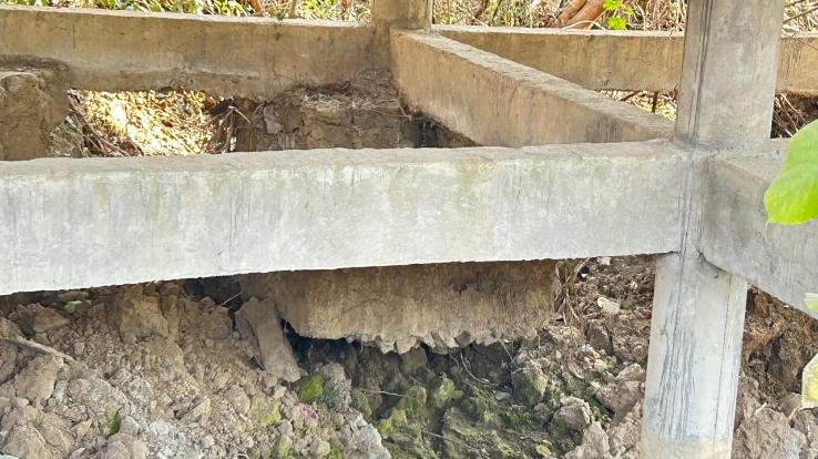 Kunihar's car parking became a danger point, with two pillars hanging in the air.