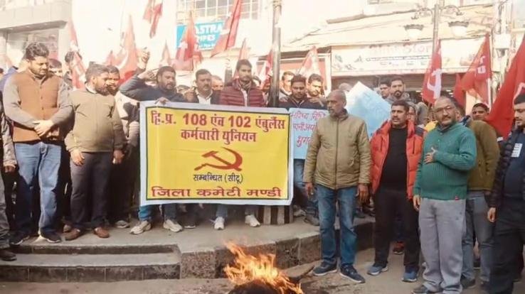 Mandi: Ambulance worker sprinkles diesel on himself amid effigy burning, know the full story