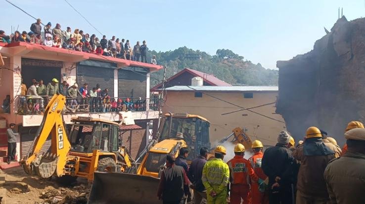 Arki_fire_incident_Search_operation_underway_with_the_help_of_NDRF_and_sniffer_dogs_5_people_still_missing