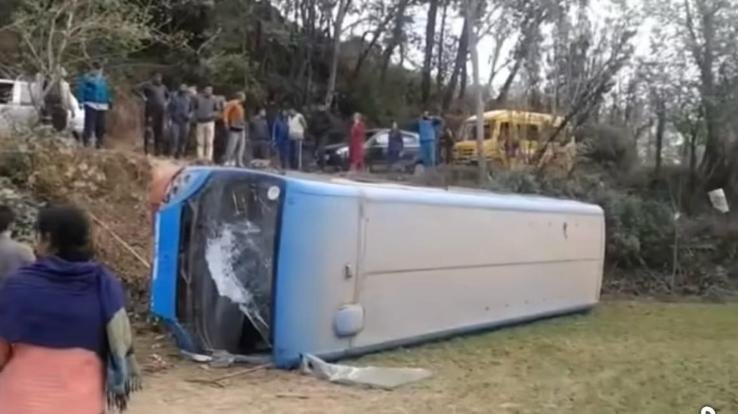 Mandi_HRTC_bus_lost_control_and_fell_into_a_field_in_Sarkaghat_many_including_the_driver_injured.