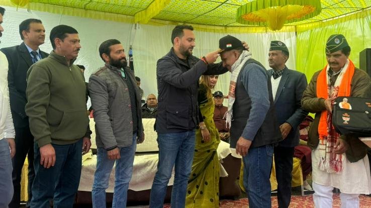 Hamirpur_Ashish_Sharma_honored_ex-servicemen_military_honor_ceremony_started_at_the_Panchayat_level.