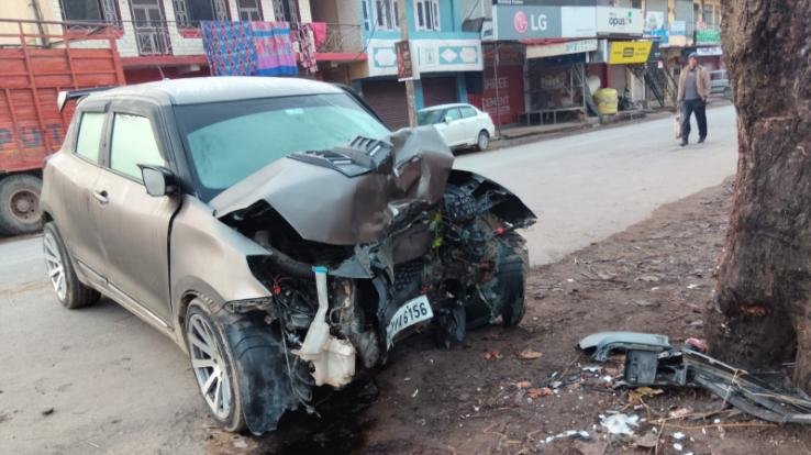 Solan_High-speed_car_hits_tree_young_woman_dies_driver_injured