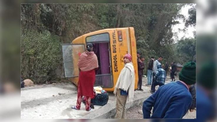 Private_school_bus_overturns_in_Kangra_6_children_and_4_teachers_injured