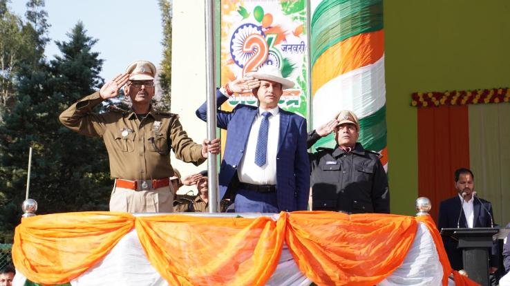 Jhakri_Rajiv_Kapoor_hoisted_the_tricolor_at_Nathpa_Hydro_Power_Station_on_Republic_Day.