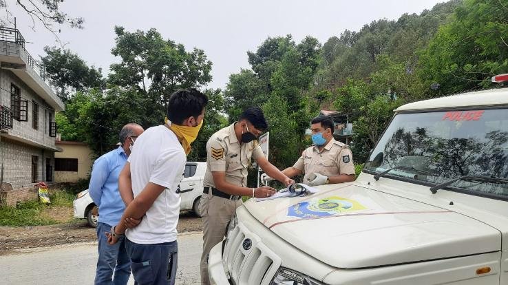 ऑड ईवन फार्मूला का उलंघन करने वालों के कट रहे चालान