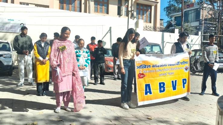 Dehra_ABVP_stages_massive_protest_in_the_case_of_murder_of_mid-day_meal_worker