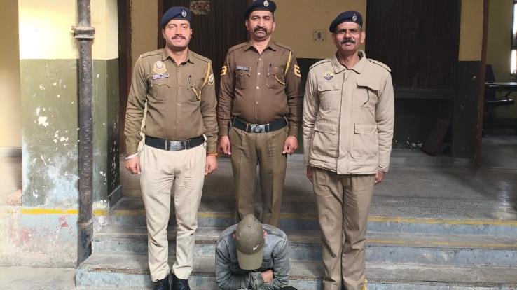 10.01_grams_of_chitta_recovered_from_a bus_passenger_in_Solan_arrested