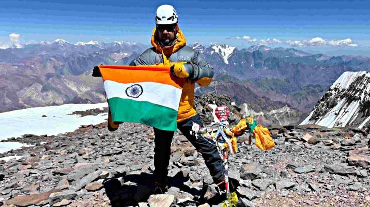 Bhupendra_of_Sundernagar_hoisted_the_tricolor_on_the_highest_peak_of_South_America.