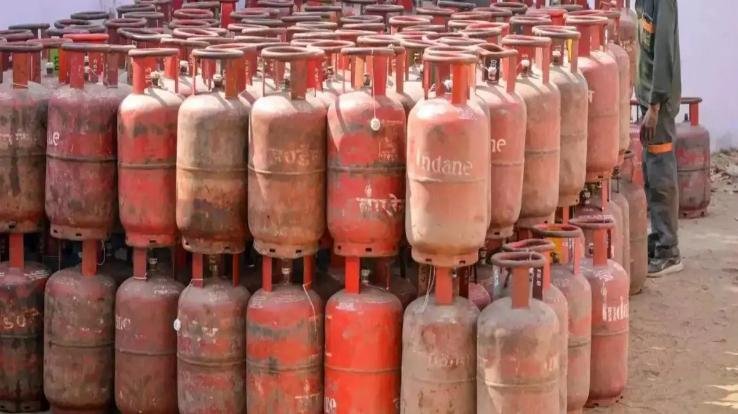 Himachal_faces_shortage_of_commercial_LPG_cylinders_with_only_two_days_stock_left.
