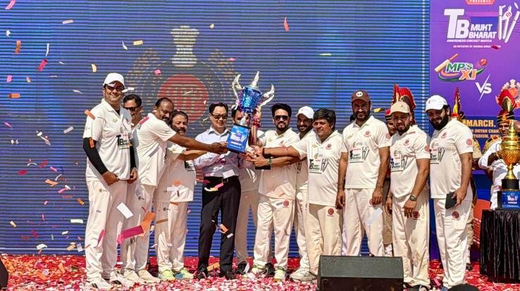 A friendly cricket match was played between the MP and Delhi Police under the 'TB Free India' campaign.