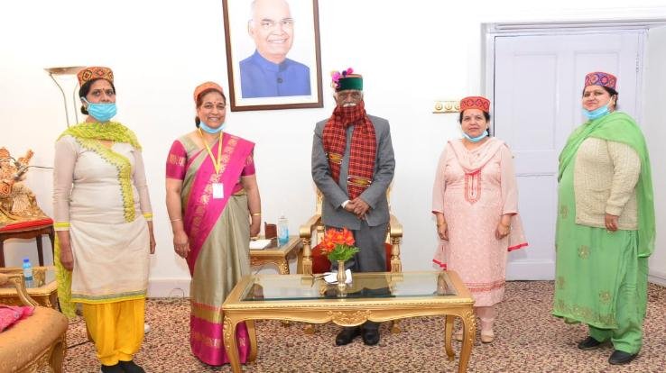 राज्यपाल ने किया नर्सों को सम्मानित