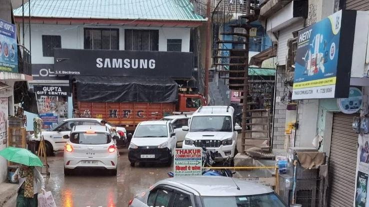 Illegal_parking_in_Dharampur_(Mandi)_market_has_become_a_headache_people_are_facing_traffic_jams.