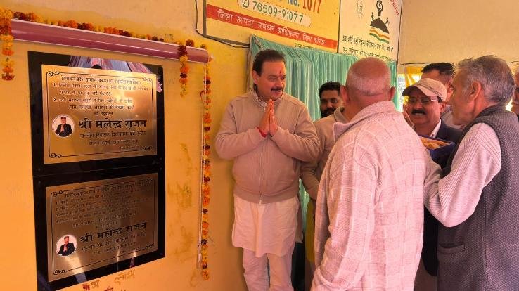 Indora_Malendra_Rajan_reviewed_the_development_works_in_Atahada_Panchayat.