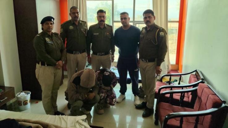 A young man and woman were found with 21,017 grams of Chitta, smuggling drugs from a private hotel in Sundernagar.