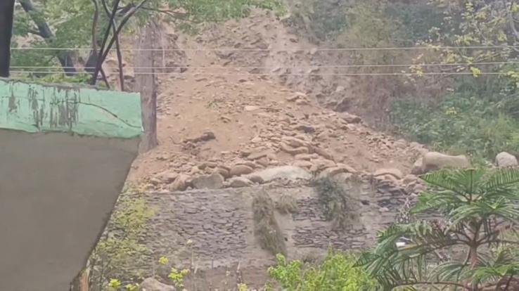 Landslide in Kullu, half a dozen houses evacuated in Inner Akhara Bazaar