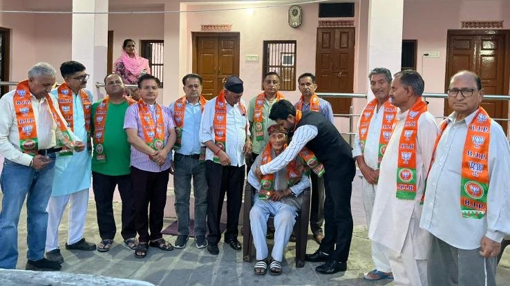 BJP honored old workers on foundation day in Dehra
