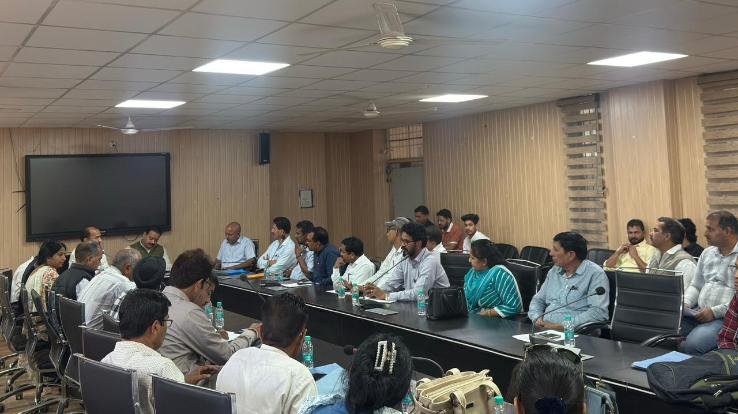  Indora: Review meeting of Social Justice Department held under the chairmanship of MLA Malendra Rajan