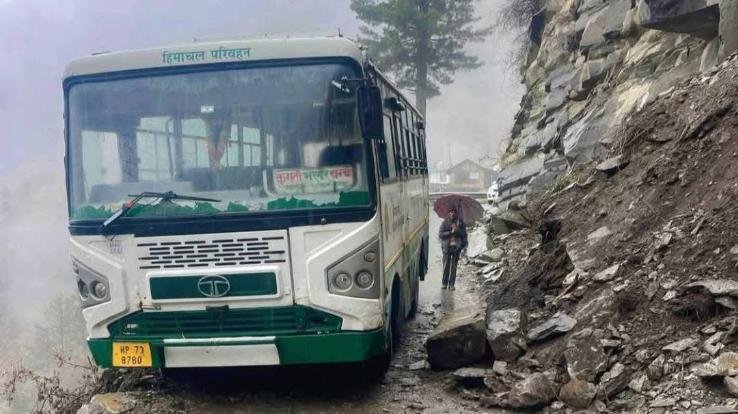 Himachal_Debris_falls_on_HRTC_bus_from_hill_passengers_saved_due_to_driver's_presence_of_mind