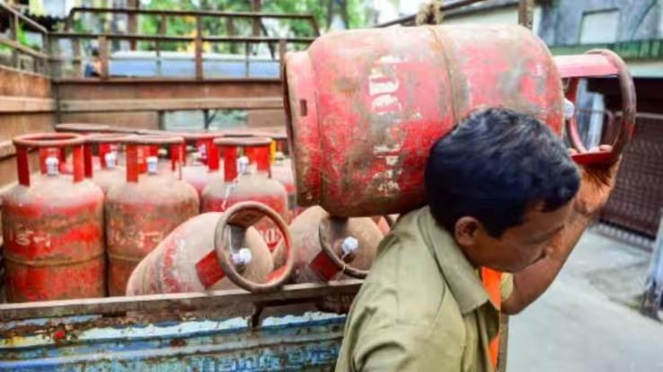 Crackdown on cylinder black marketing in Mandi, 50 domestic cylinders seized from dhabas and hotels
