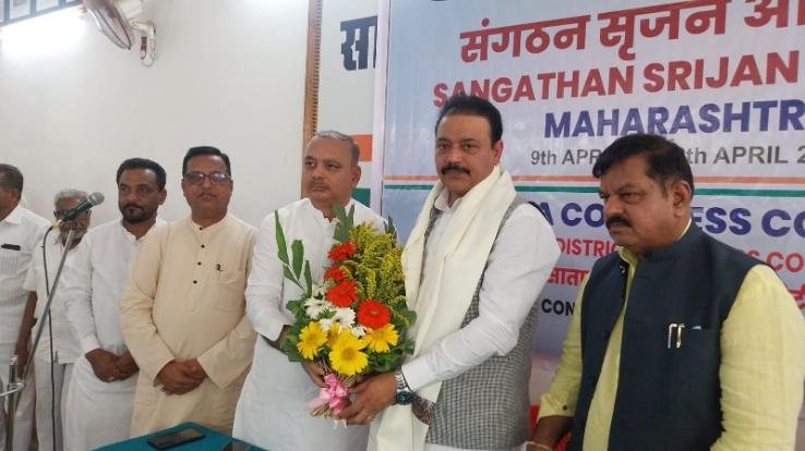 MLA_Malendra_Rajan_arrives_in_Satara_Maharashtra_receives_a_grand_welcome_from_locals