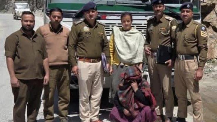 Kullu: 2 kg 35 grams of hashish and 56 grams of opium recovered from a woman during a blockade in Sainj.