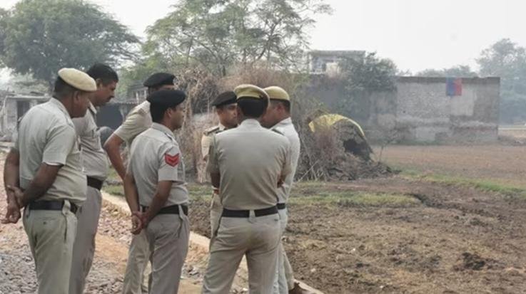 Himachal Pradesh: Unidentified body found on the road near Shamlech in Solan; accident or murder? Police investigating.